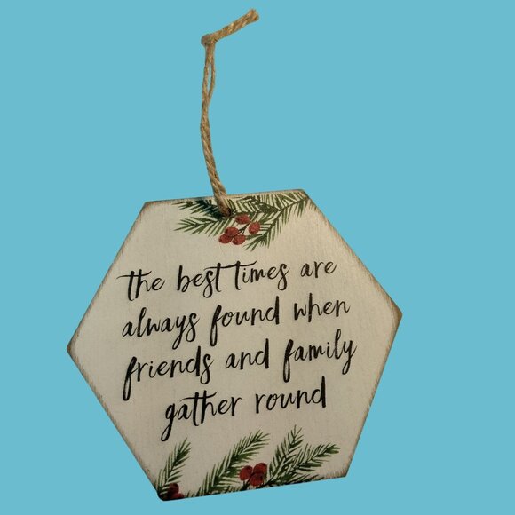 Sincere Surroundings Wood Ornament Pine Holly  Best Times Found Friends Family - Picture 2 of 4